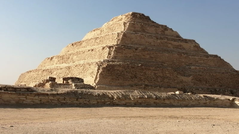 La Pirámide Escalonada de Zóser: El Origen de las Grandes Pirámides de Egipto