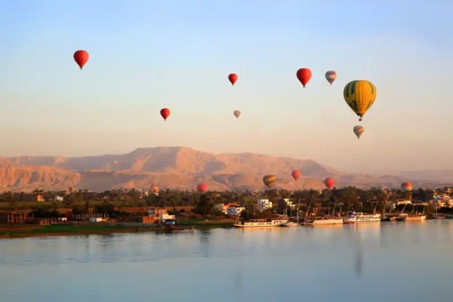  The balloon tour through the sky of Luxor