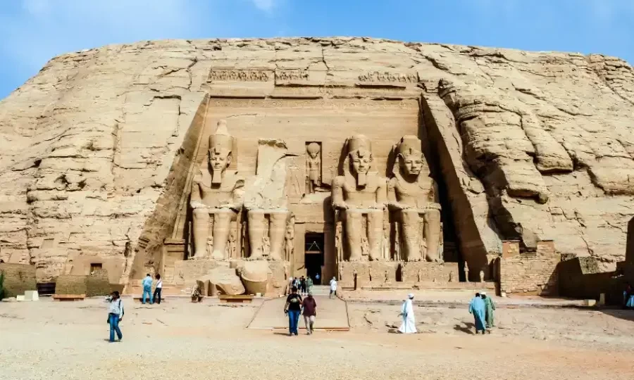 Tour por los Templos de Abu Simbel desde Aswan en auto turístico privado
